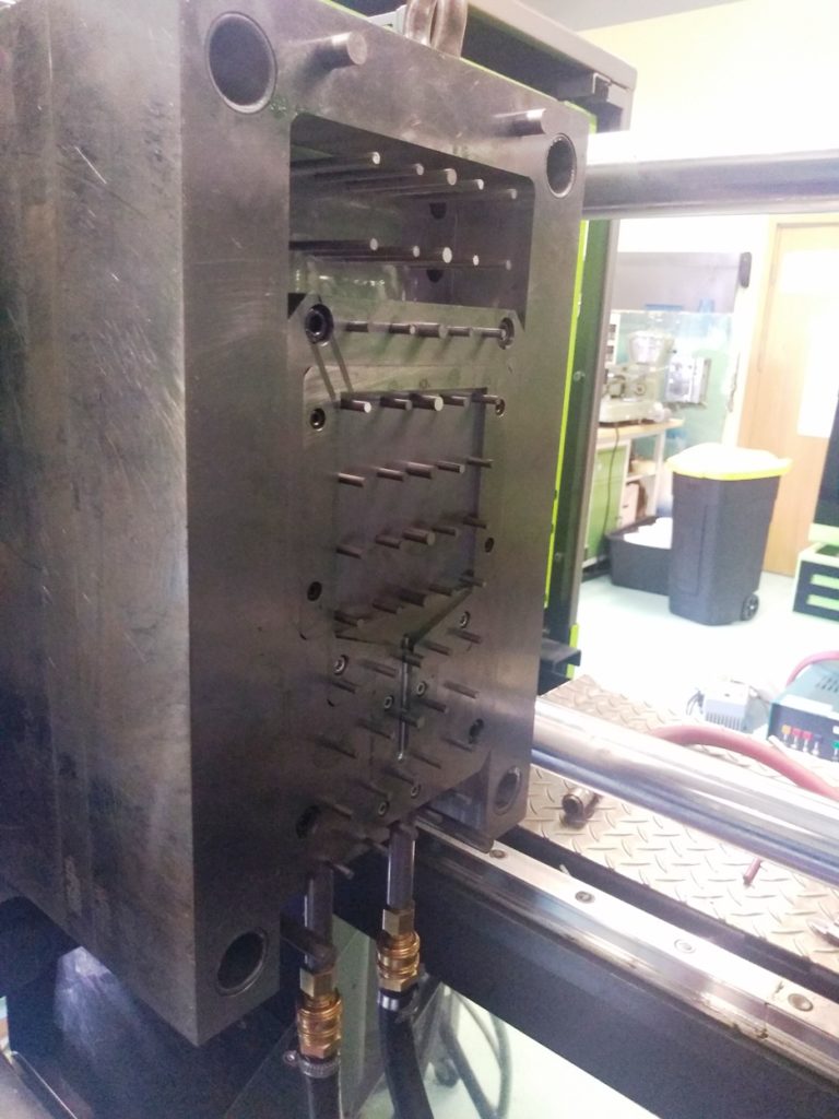 Laboratoryjna forma wtryskowa z wysuniętymi wypychaczami